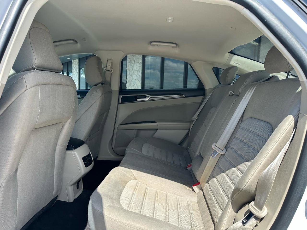 Used 2020 Ford Fusion SE FWD image 13