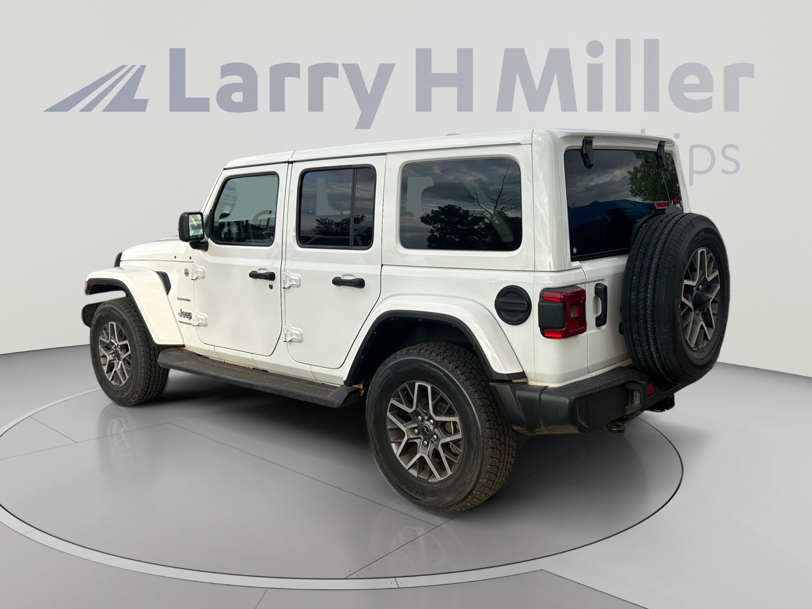 Used 2024 Jeep Wrangler Unlimited Sahara AWD/4WD image 3