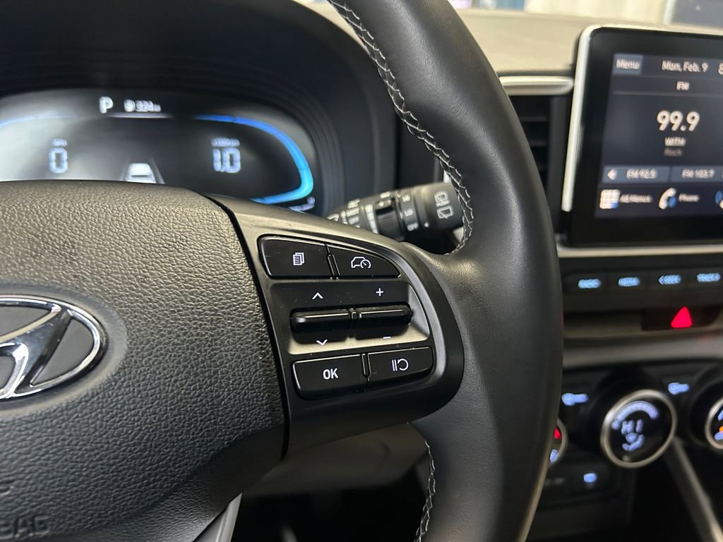 Certified 2025 Hyundai Venue SEL image 18