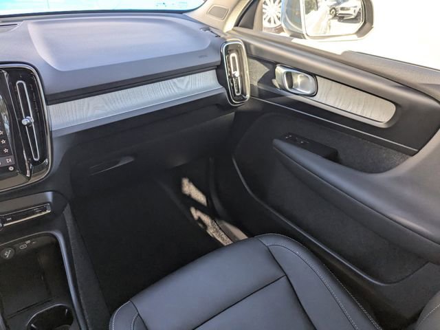 Certified 2025 Volvo XC40 B5 Core image 22