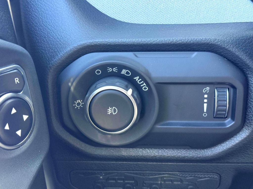 Used 2025 Jeep Wrangler Unlimited Sport AWD/4WD image 17