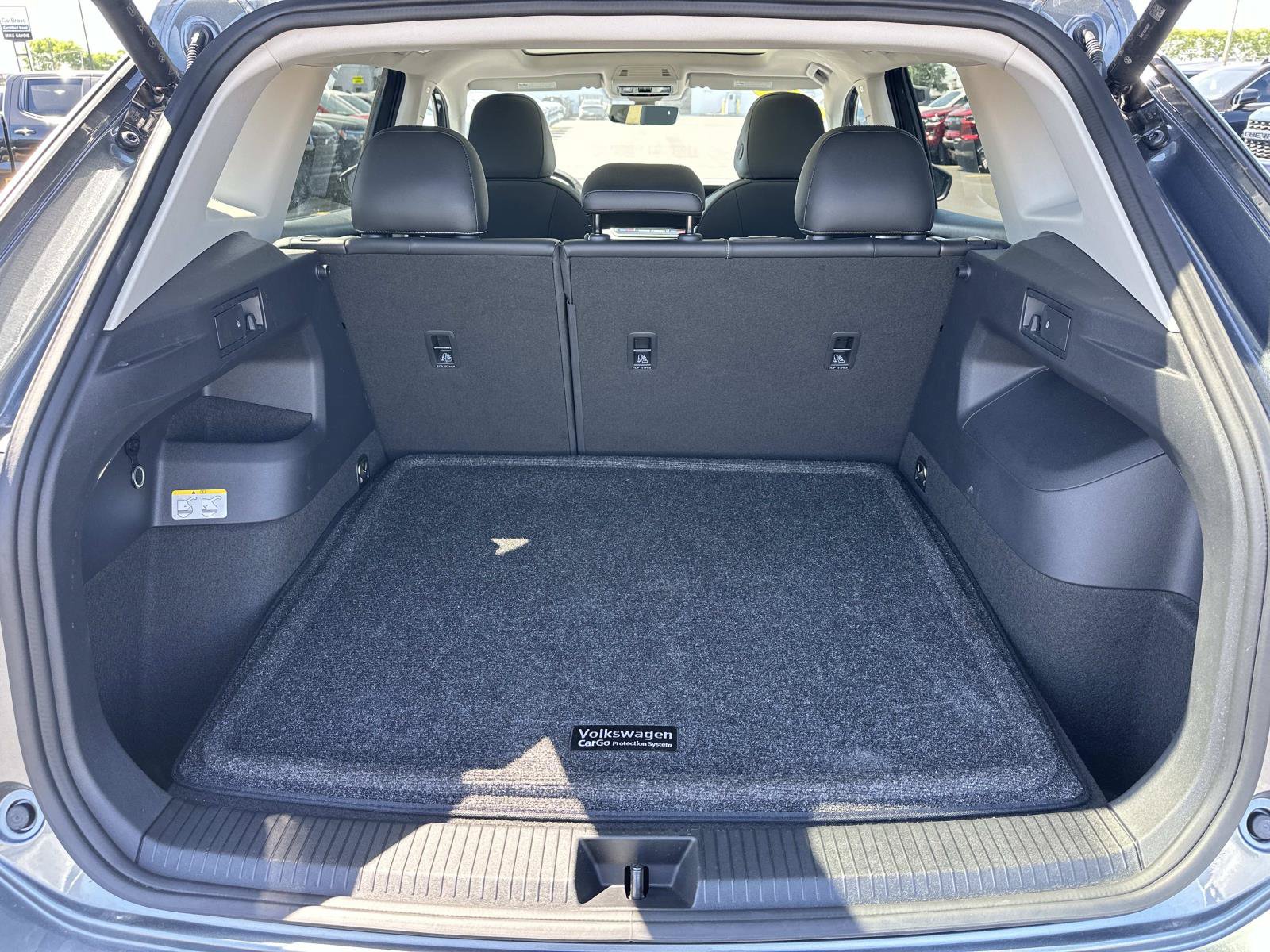 Used 2025 Volkswagen Tiguan SE w/ Panoramic Sunroof Package AWD/4WD image 9