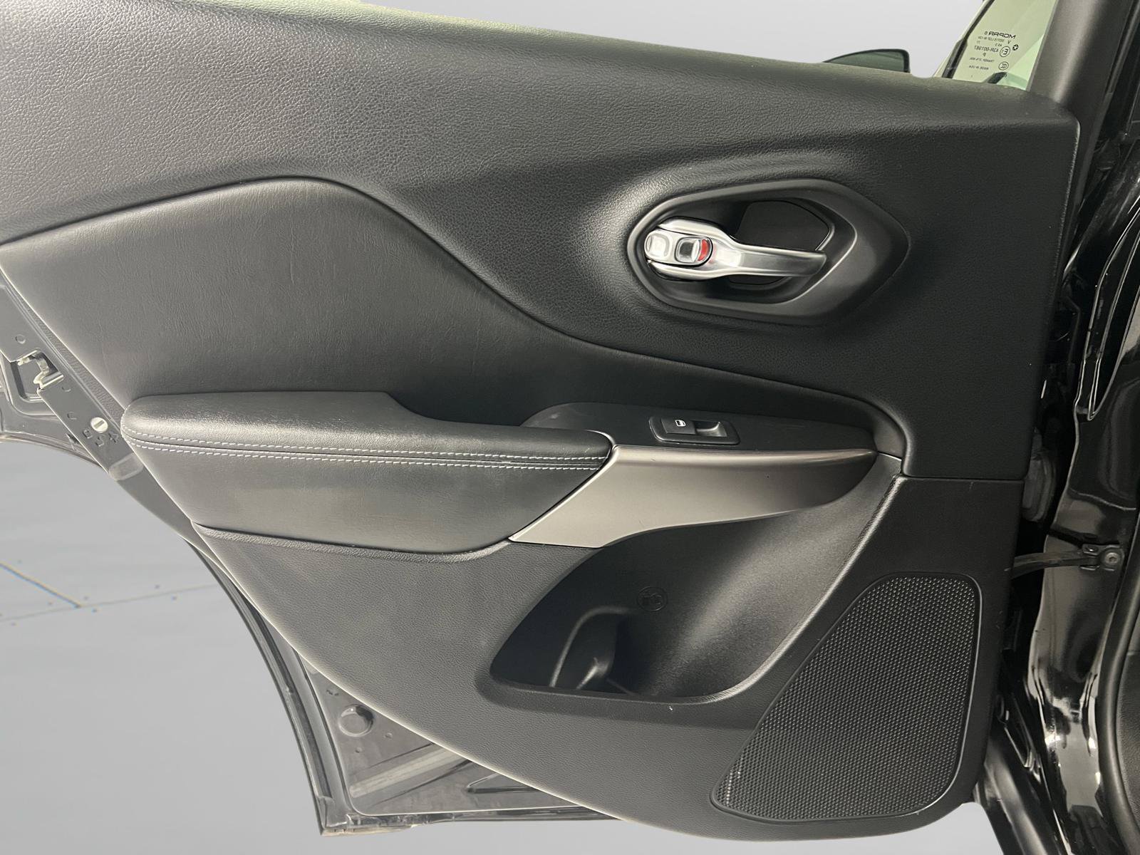 Used 2019 Jeep Cherokee Latitude Plus FWD image 31