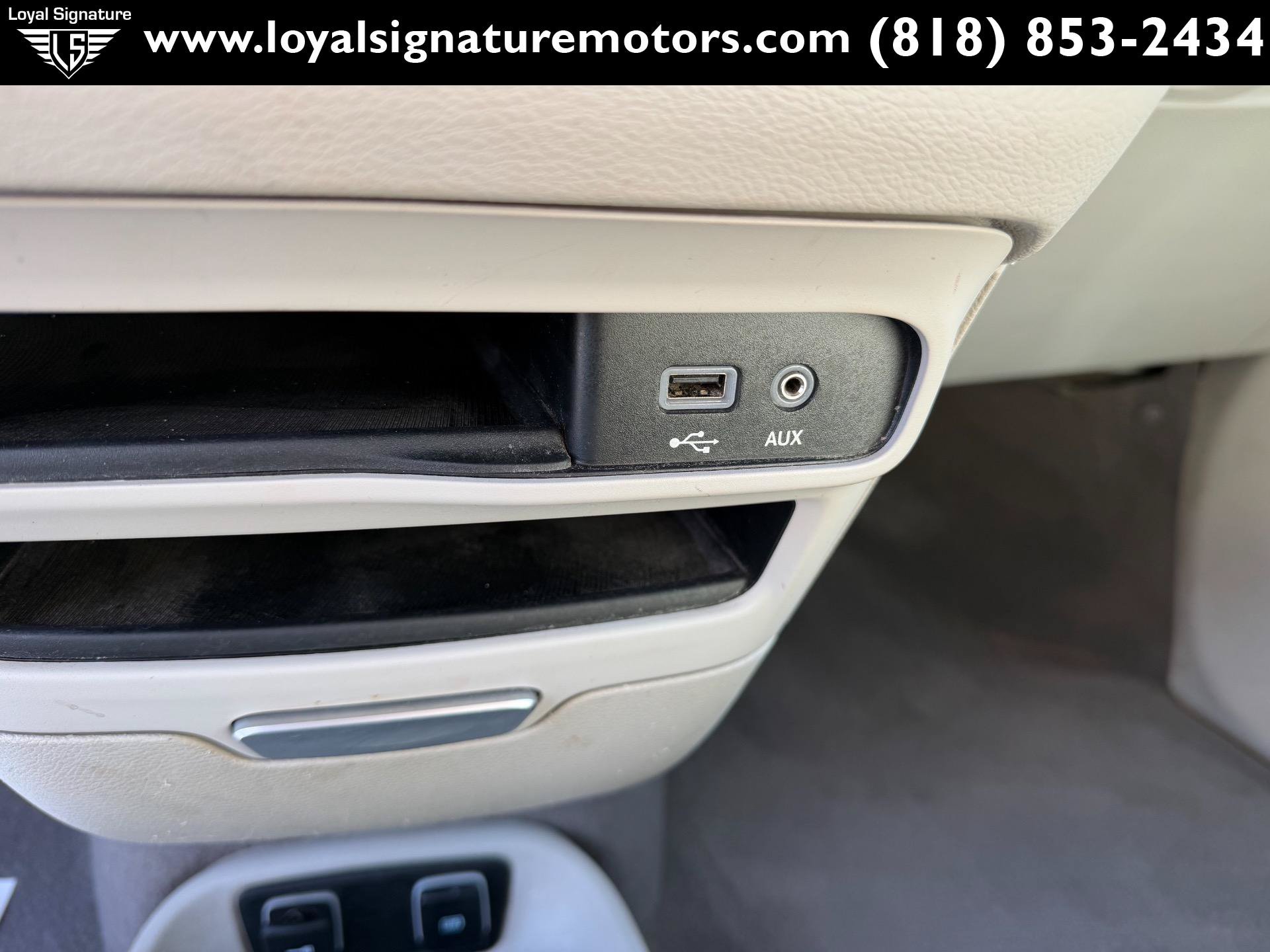 Used 2017 Chrysler Pacifica Touring-L w/ Tire & Wheel Group FWD image 25