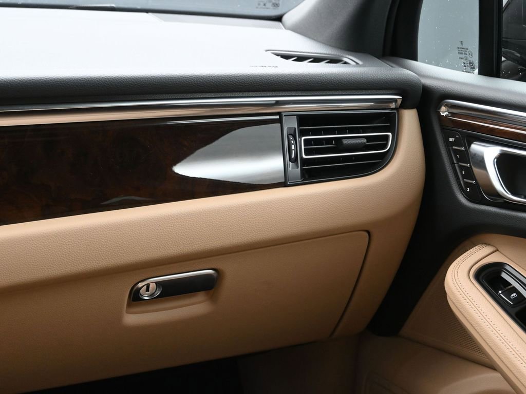 Certified 2025 Porsche Macan image 22