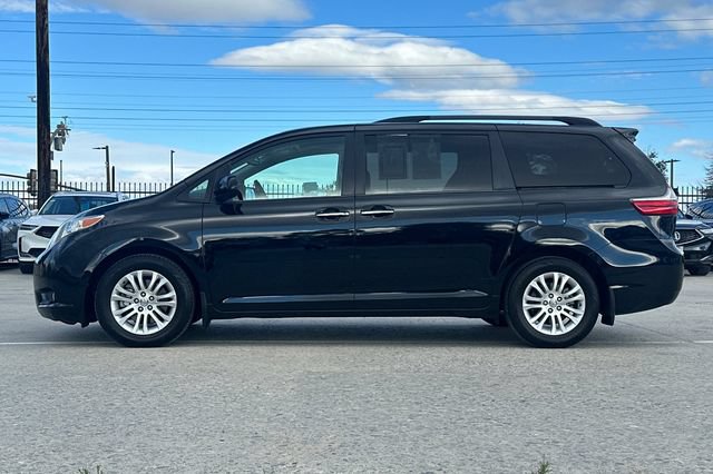 Used 2017 Toyota Sienna XLE w/ XLE Navigation Package FWD image 7
