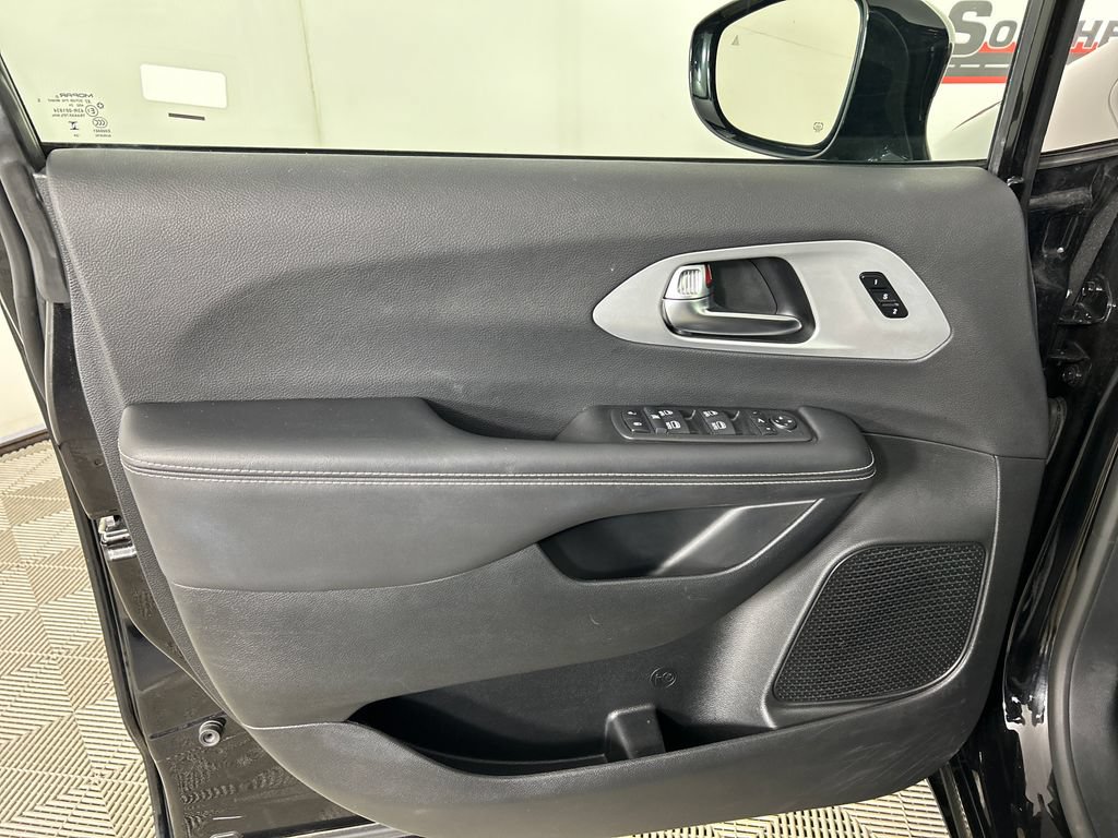 Used 2025 Chrysler Pacifica Limited FWD image 11