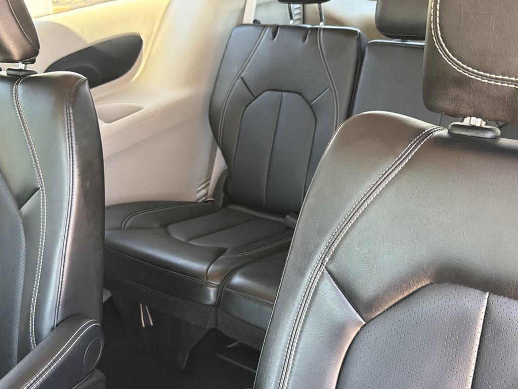 Used 2024 Chrysler Pacifica Touring-L image 19