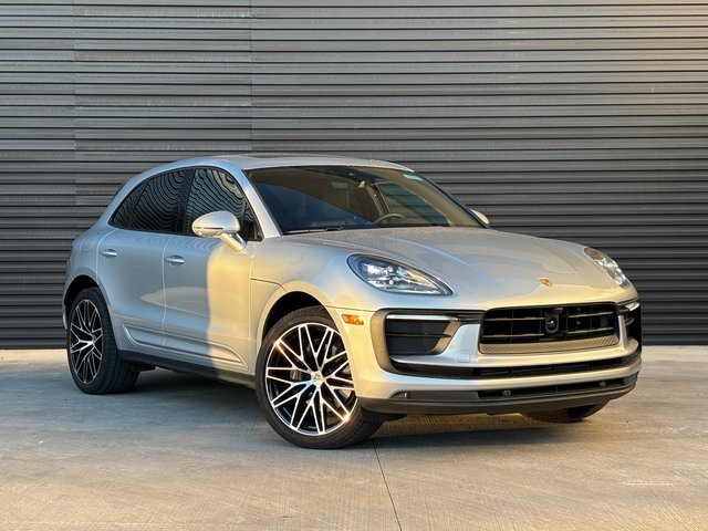Certified 2025 Porsche Macan image 9