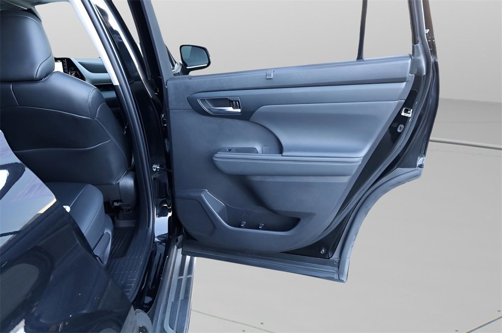Certified 2022 Toyota Highlander XLE image 41