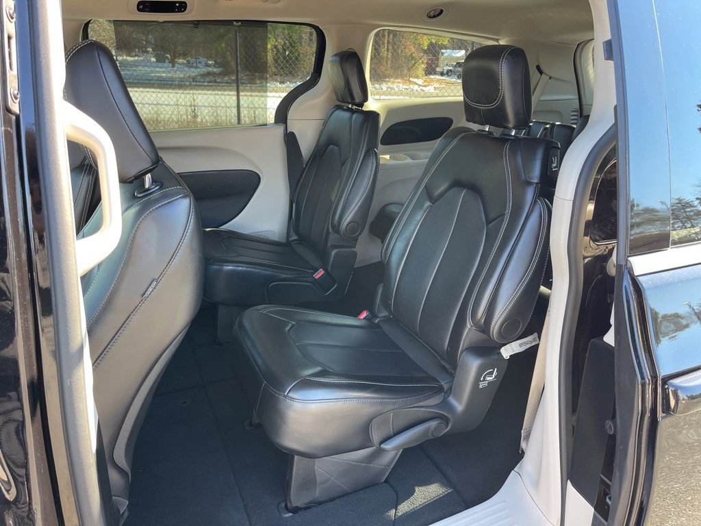 Used 2024 Chrysler Pacifica Touring-L image 20