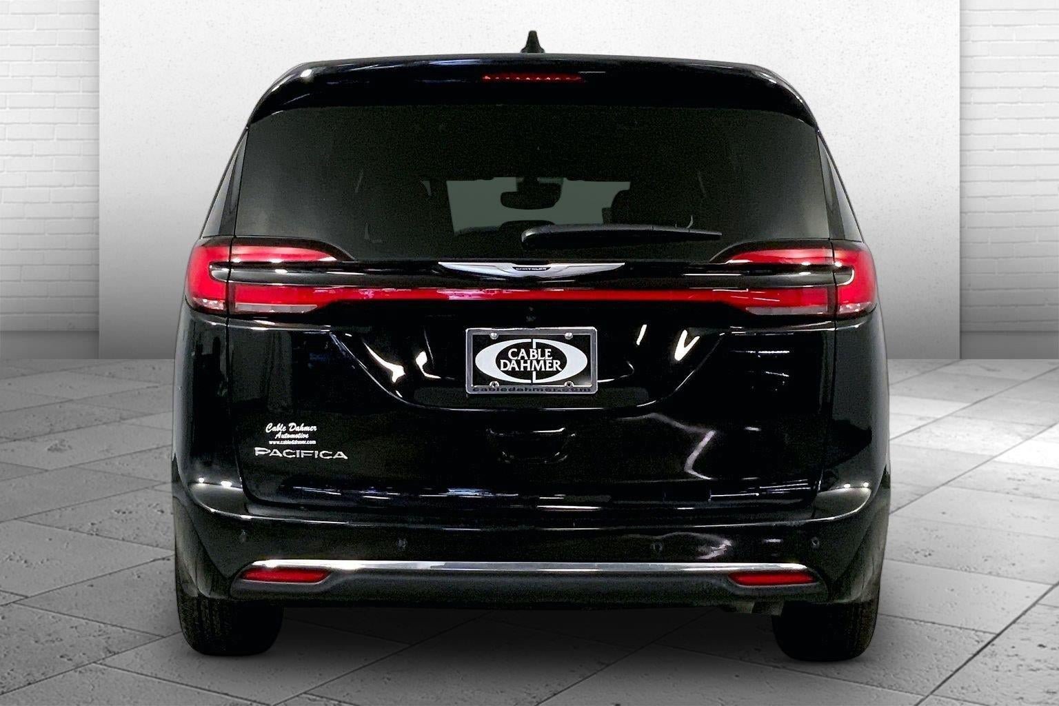Used 2026 Chrysler Pacifica Select FWD image 3