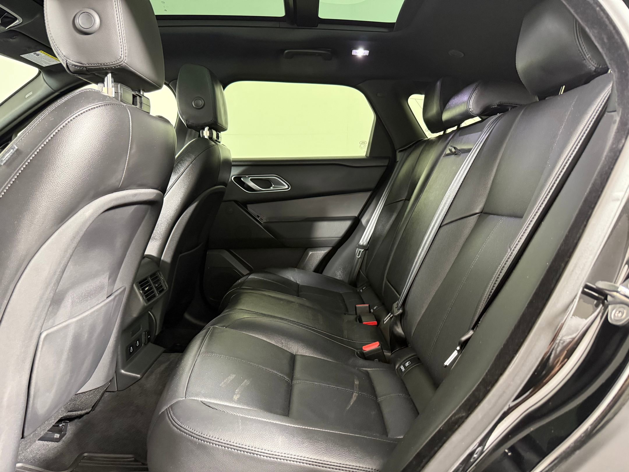 Used 2025 Land Rover Range Rover Velar Dynamic SE AWD/4WD image 12