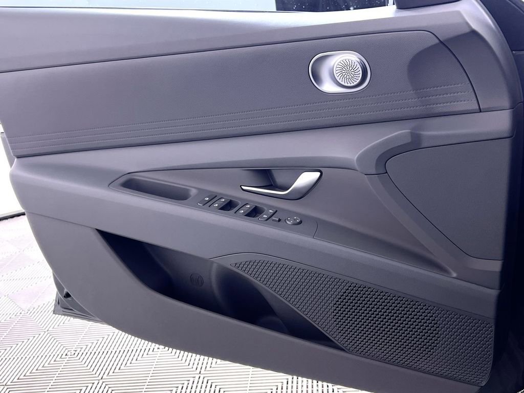 Used 2025 Hyundai Elantra SE image 28