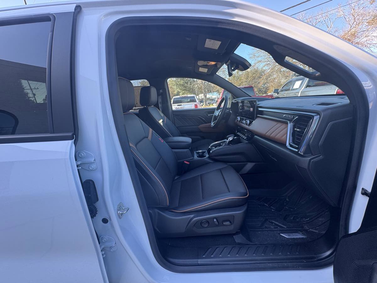 Used 2025 GMC Canyon AT4 w/ AT4 Premium Package AWD/4WD image 9
