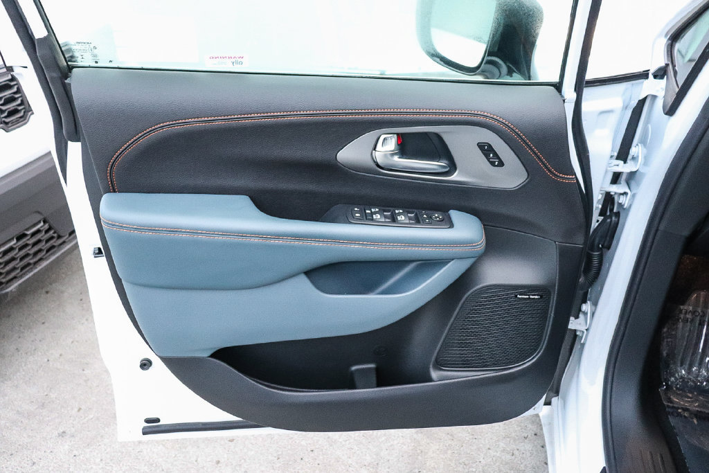New 2027 Chrysler Pacifica Pinnacle w/ Theater Group FWD image 23