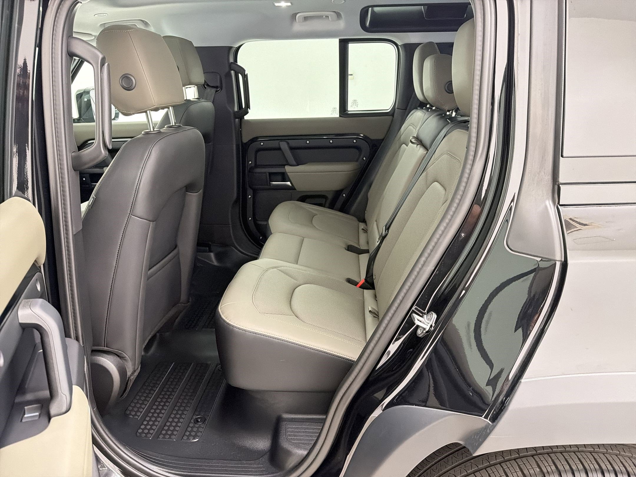 Used 2025 Land Rover Defender 110 S image 14