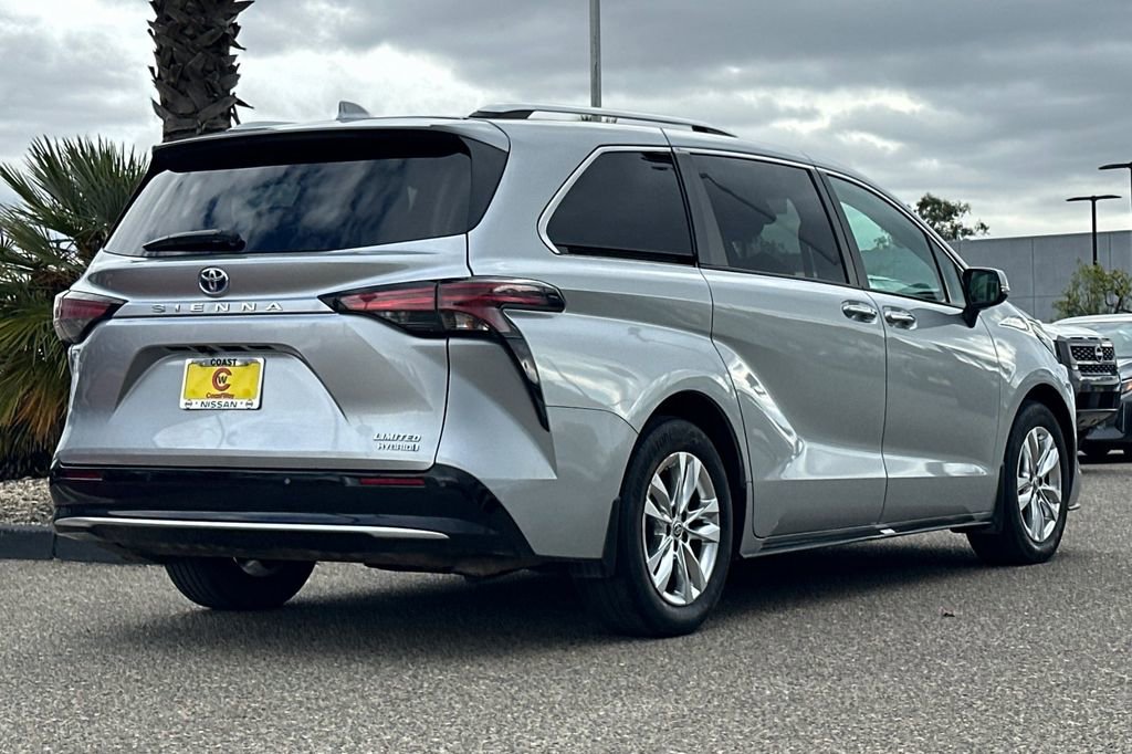 Used 2023 Toyota Sienna Limited image 4