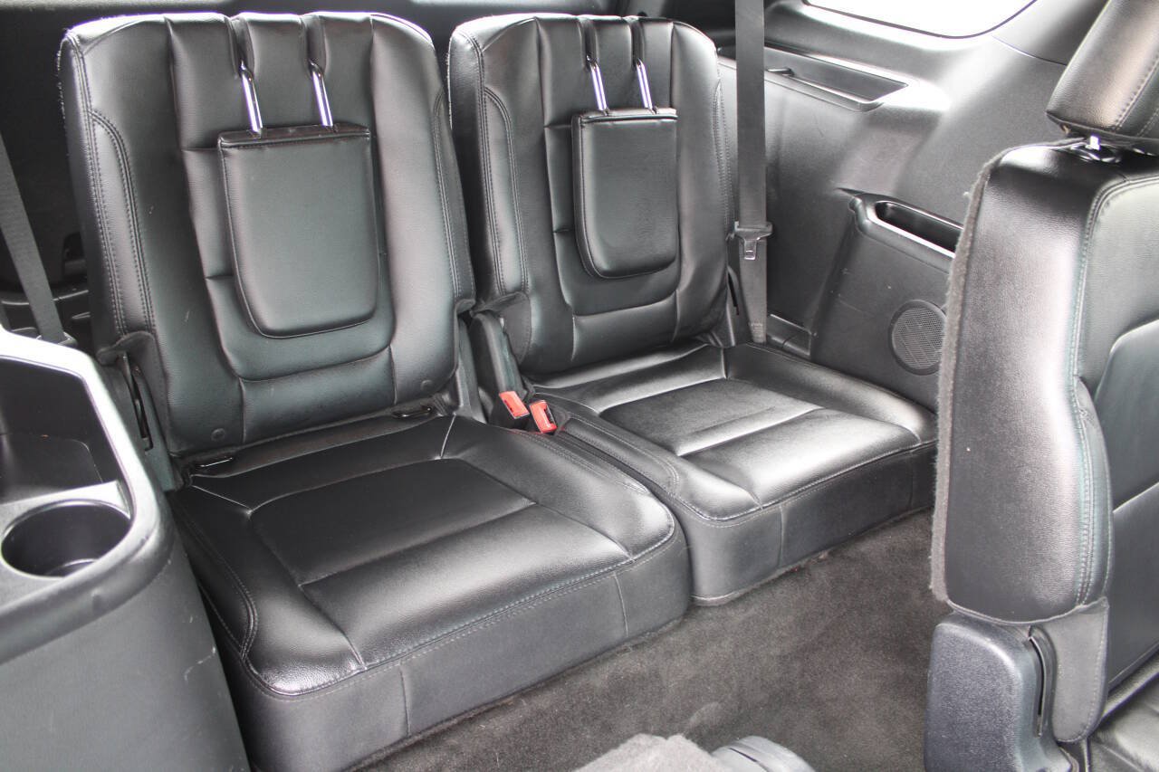 Used 2016 Ford Explorer XLT w/ Equipment Group 202A AWD/4WD image 11