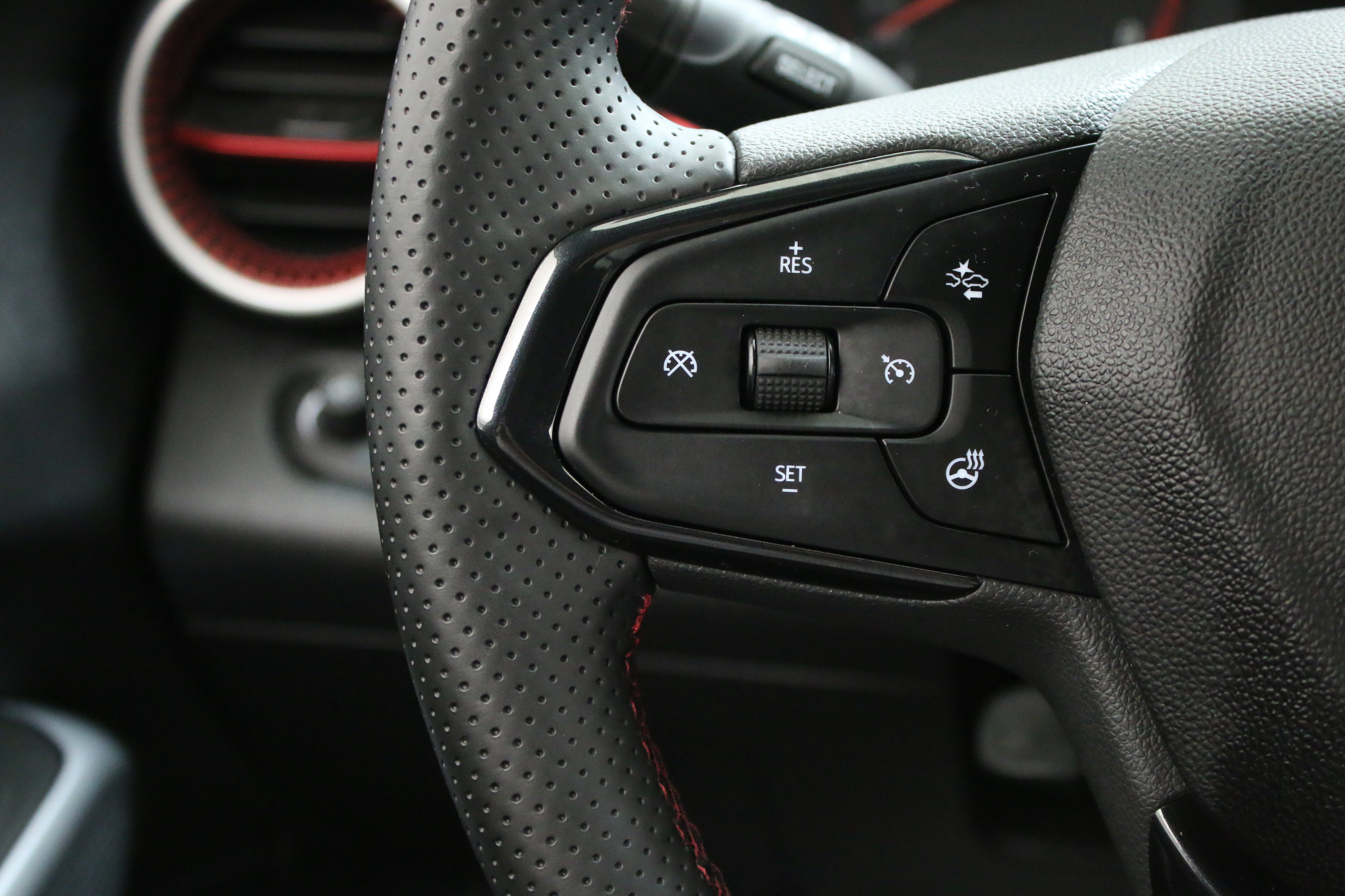 Certified 2024 Chevrolet Trax RS w/ Sunroof Package FWD image 14