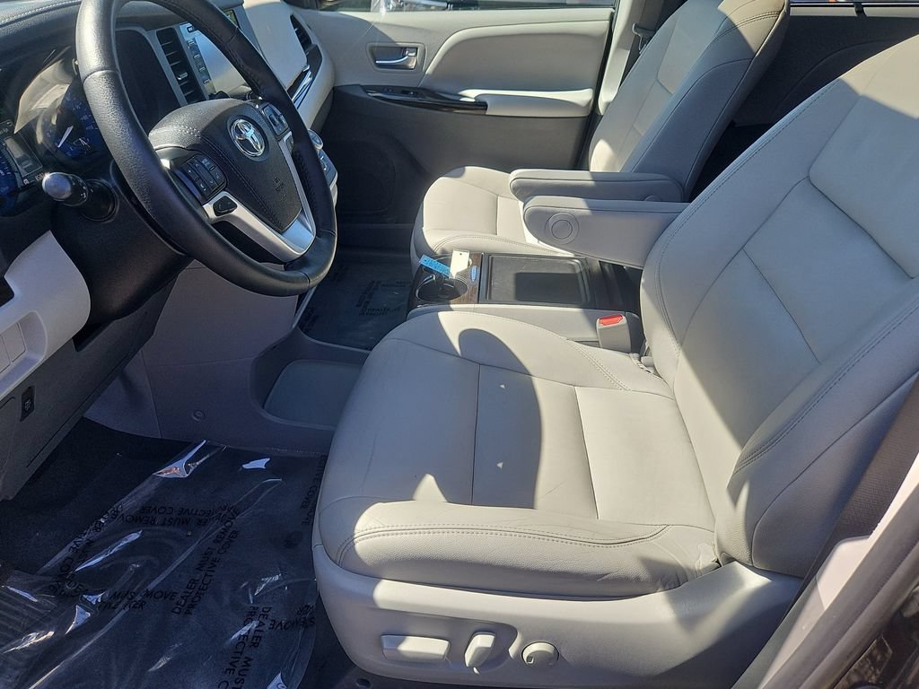 Used 2020 Toyota Sienna XLE w/ XLE Navigation Package AWD/4WD image 28