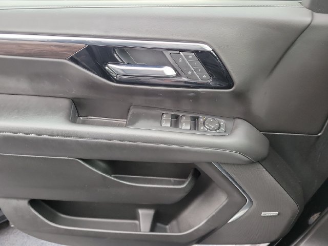 Used 2025 Chevrolet Suburban LT w/ Comfort Package RWD image 13