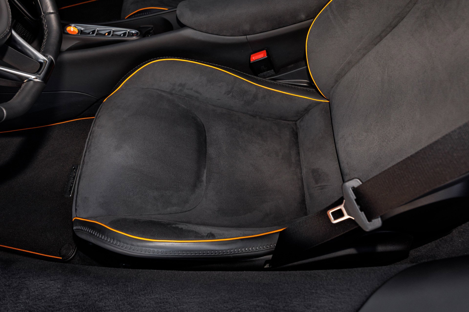 Used 2025 McLaren Artura image 48