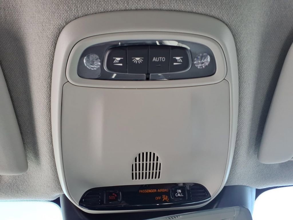 Used 2019 Volvo XC40 T4 Momentum image 26