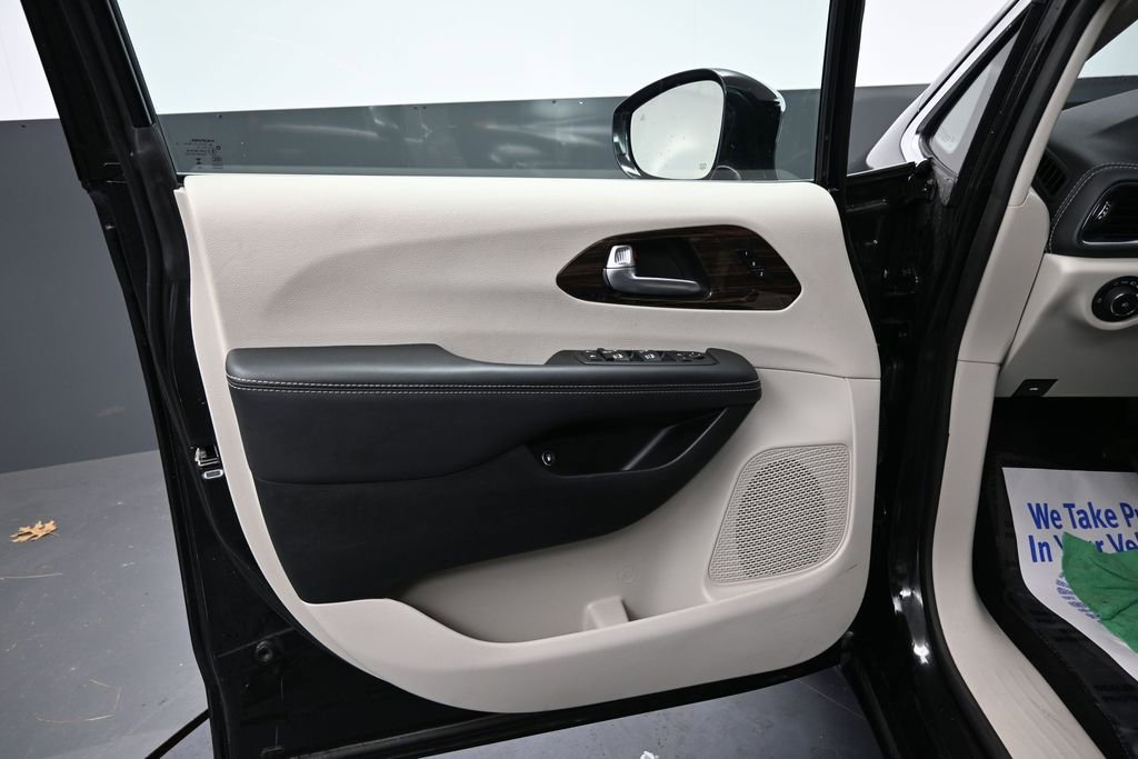 Used 2023 Chrysler Pacifica Limited FWD image 27