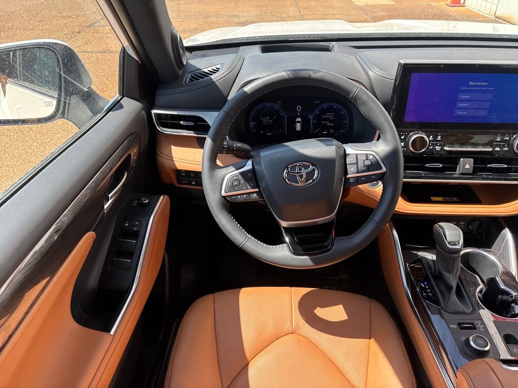 Used 2025 Toyota Highlander Platinum image 3