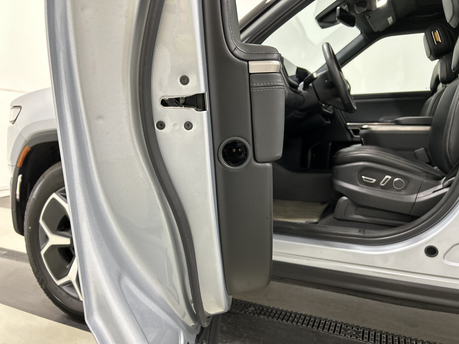 Used 2024 Rivian R1S Adventure AWD/4WD image 32