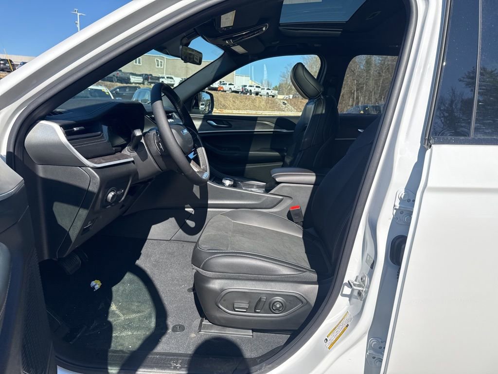 New 2026 Jeep Grand Cherokee Altitude image 19