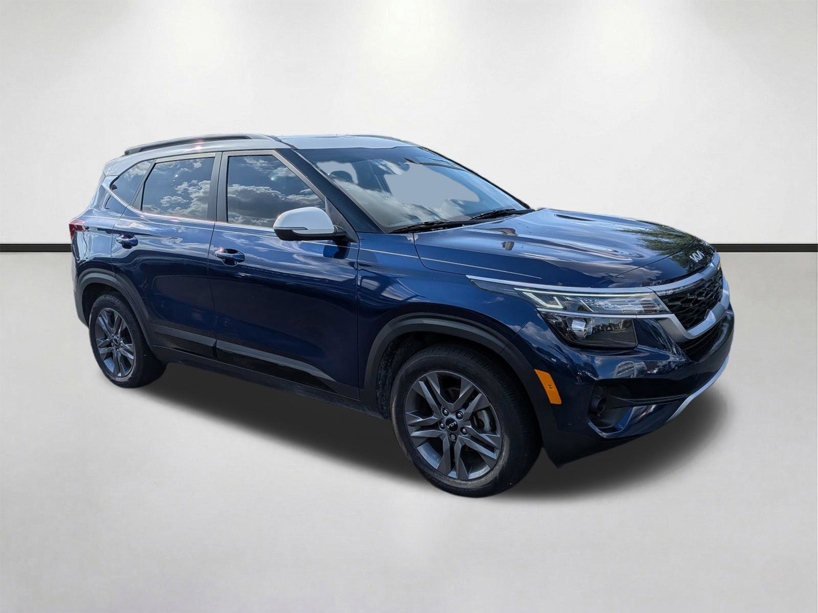 Used 2023 Kia Seltos S w/ Navigation Package image 2