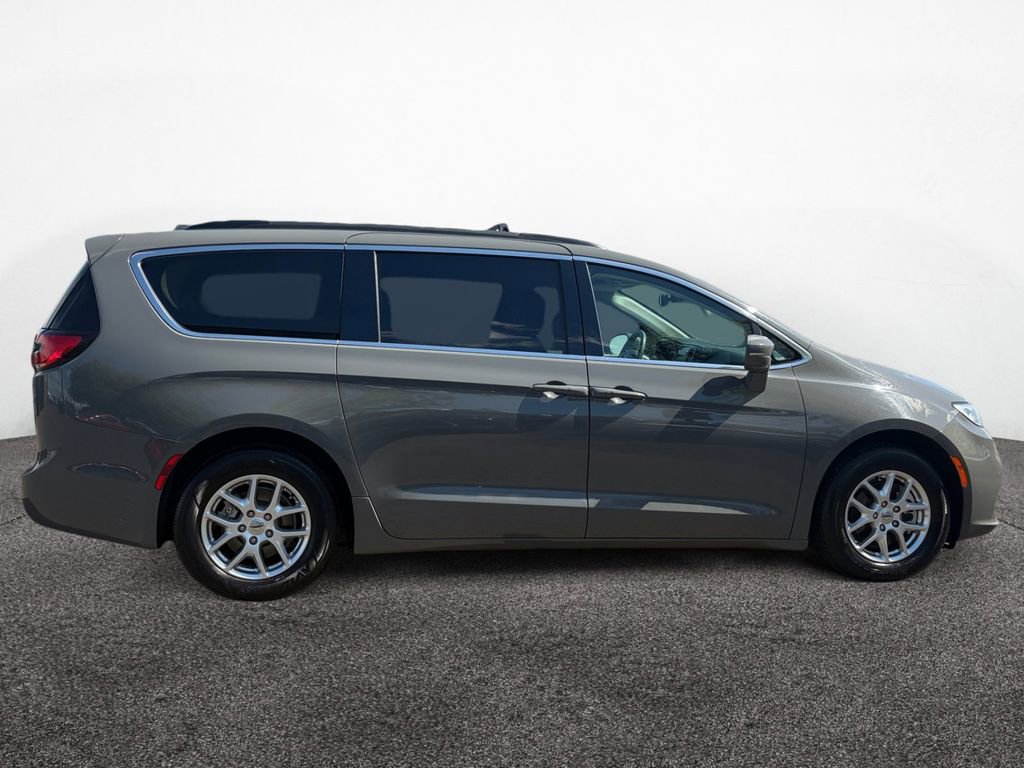 Used 2022 Chrysler Pacifica Touring-L image 6