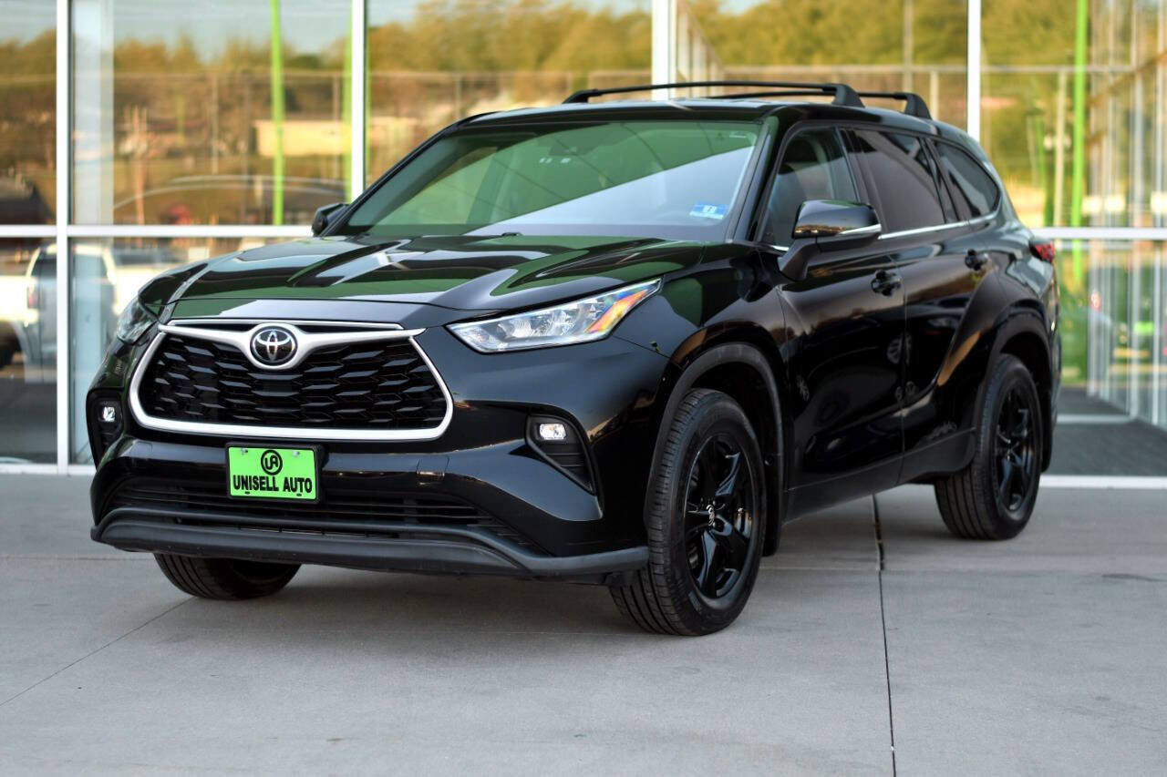 Used 2020 Toyota Highlander LE image 3