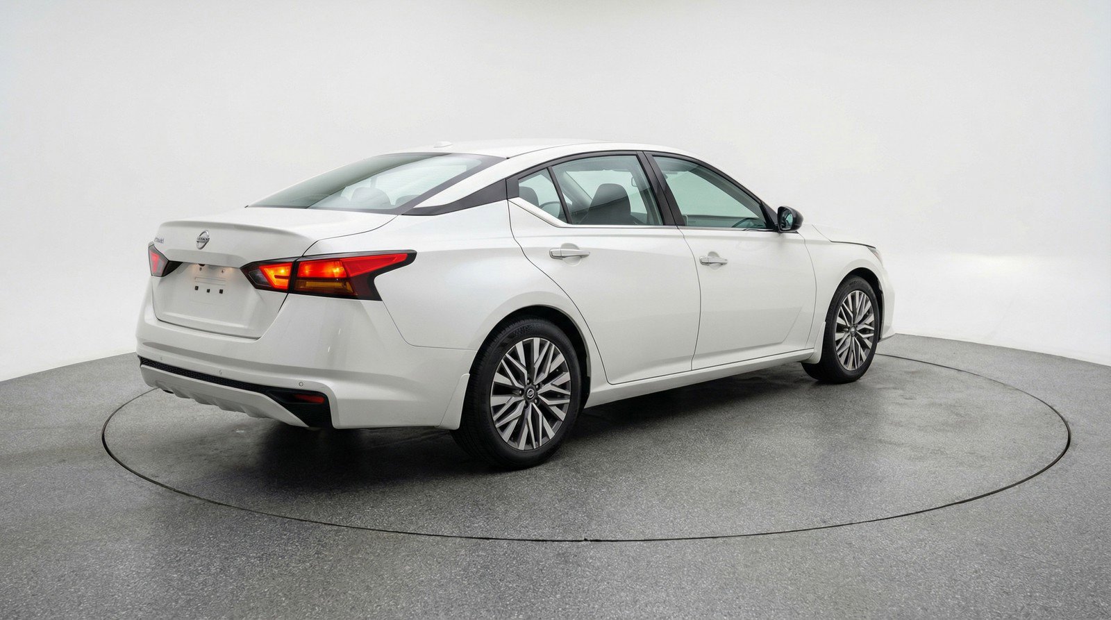 Used 2025 Nissan Altima 2.5 SV FWD image 9