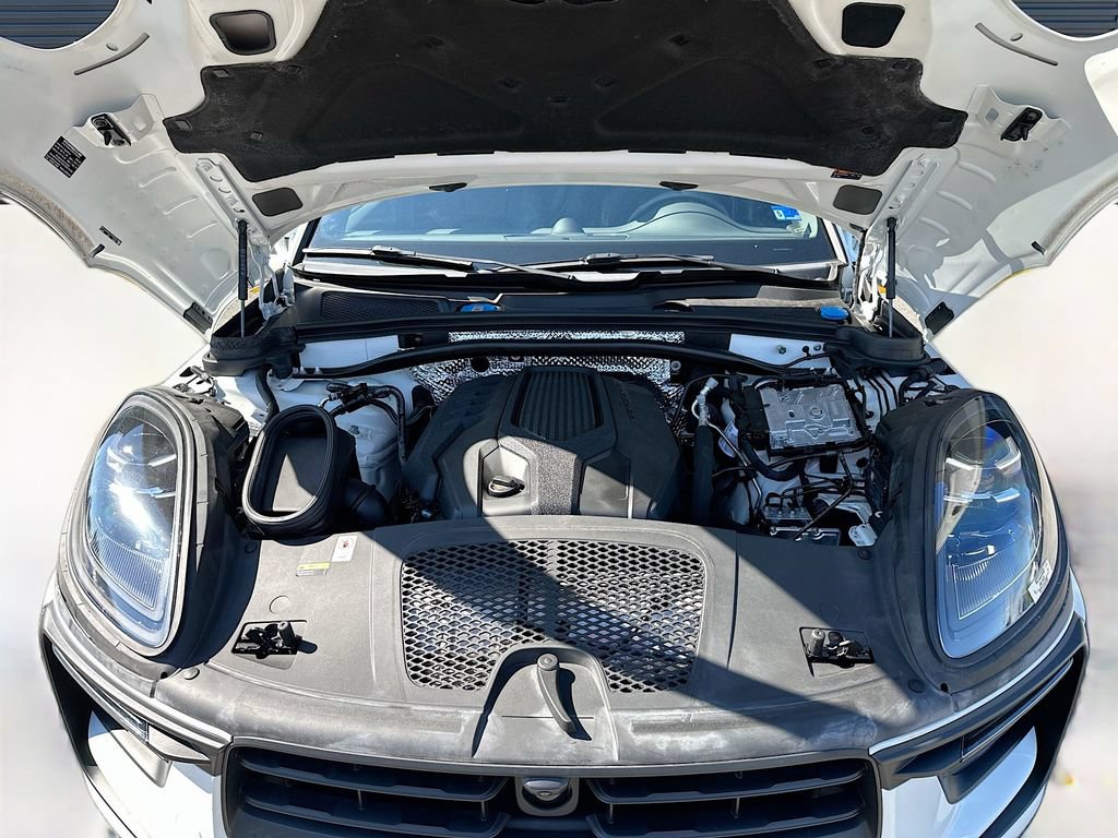Certified 2023 Porsche Macan AWD/4WD image 32