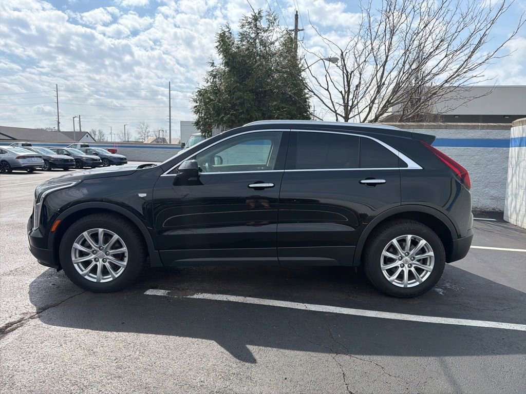 Used 2019 Cadillac XT4 Luxury w/ Cold Weather Package image 2