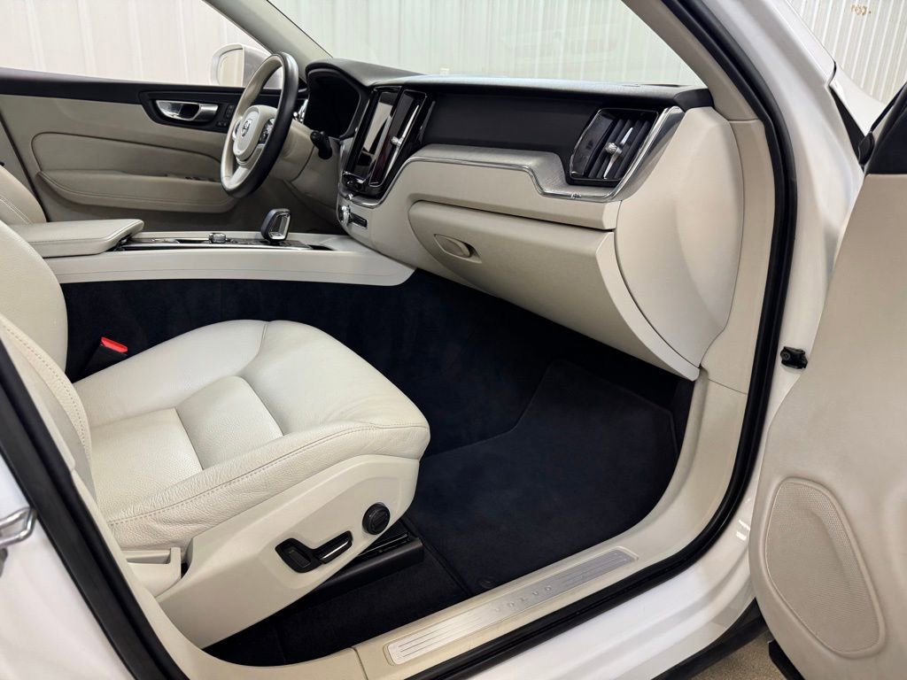 Used 2023 Volvo XC60 B5 Plus image 28