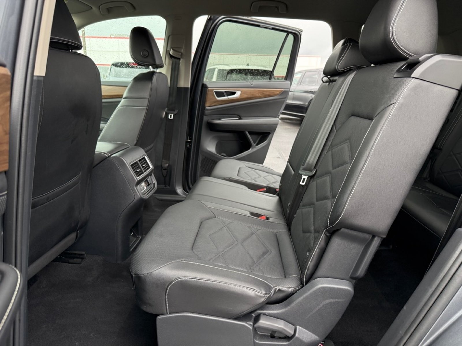 Used 2025 Volkswagen Atlas SE AWD/4WD image 17