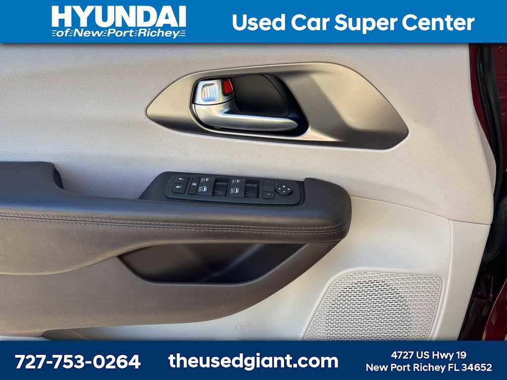 Used 2017 Chrysler Pacifica Touring-L Plus image 10