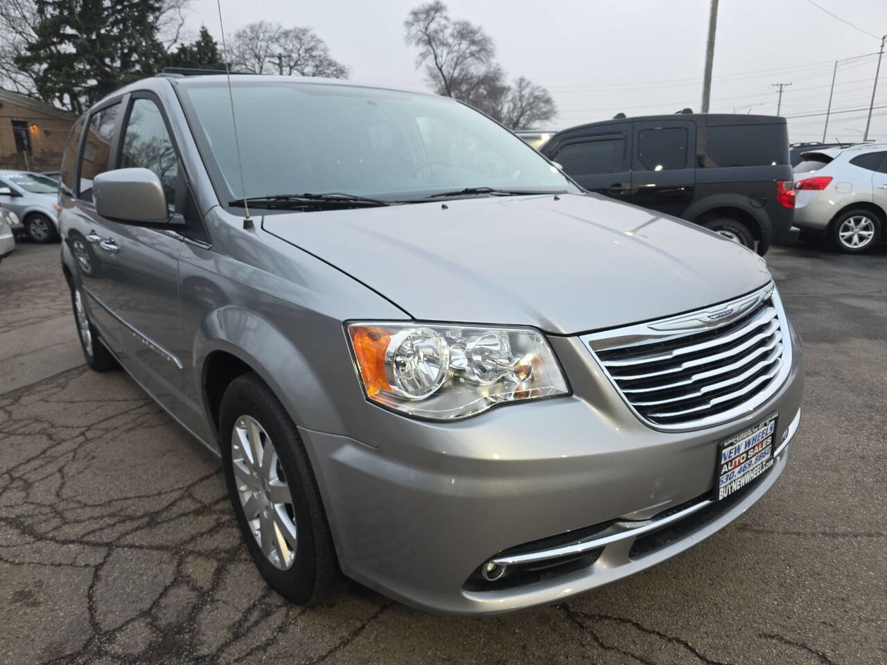Used 2015 Chrysler Town & Country Touring w/ Driver Convenience Group image 5