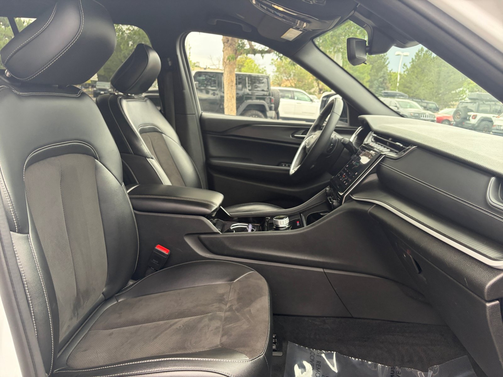 Used 2023 Jeep Grand Cherokee L Laredo AWD/4WD image 31