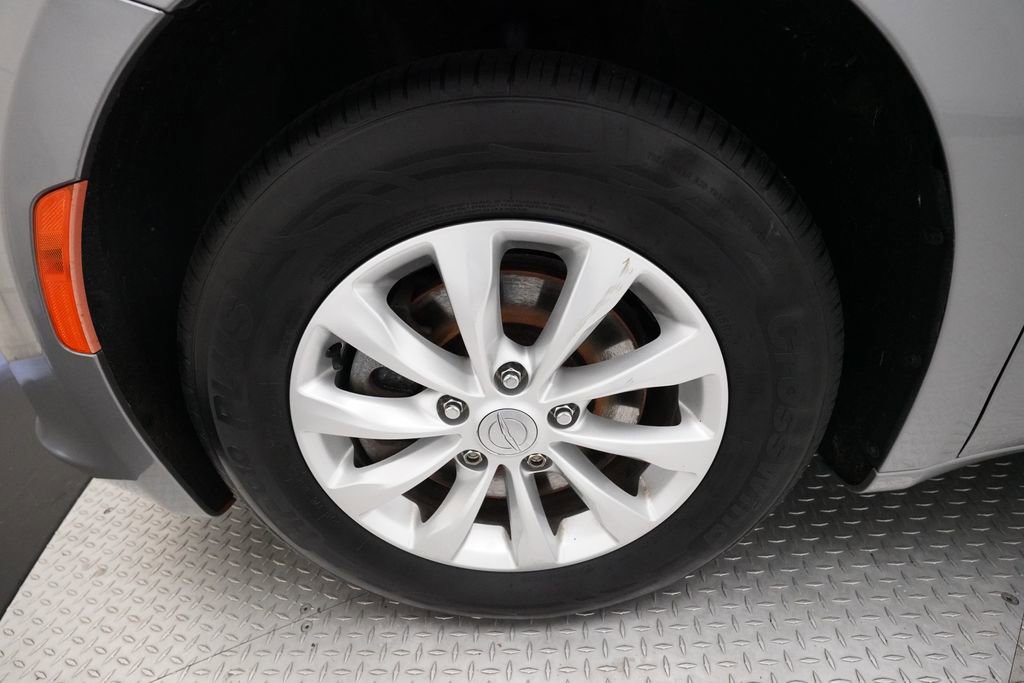 Used 2018 Chrysler Pacifica Touring-L image 28