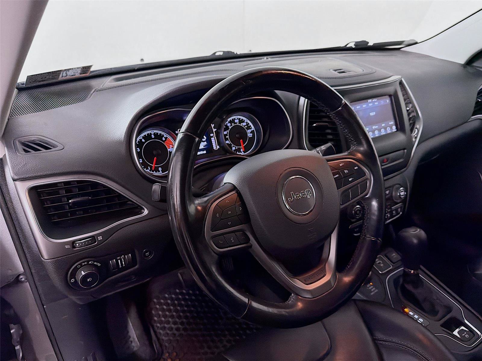 Used 2020 Jeep Cherokee Latitude Plus w/ Comfort/Convenience Group AWD/4WD image 16