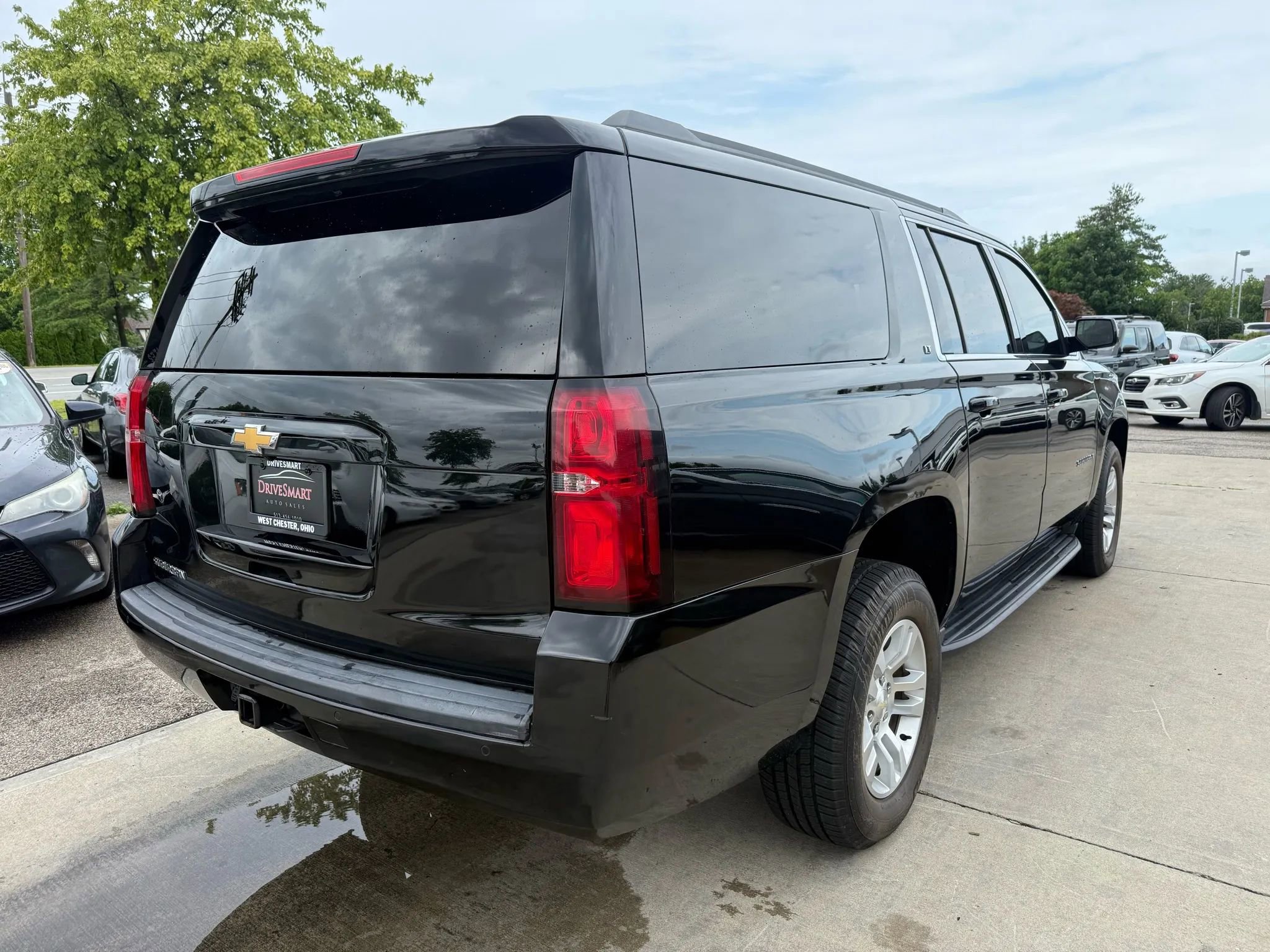 Used 2019 Chevrolet Suburban LT image 3
