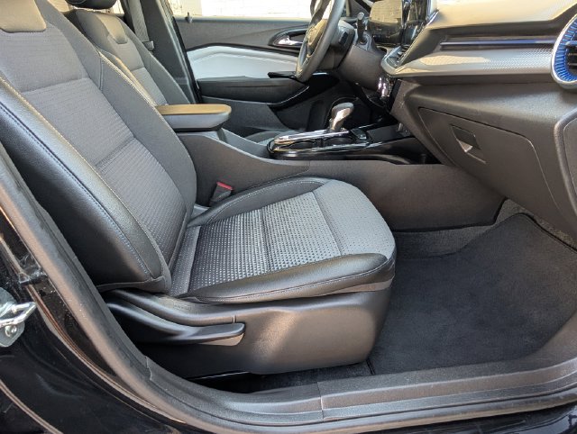 Certified 2025 Chevrolet Trax LT FWD image 21