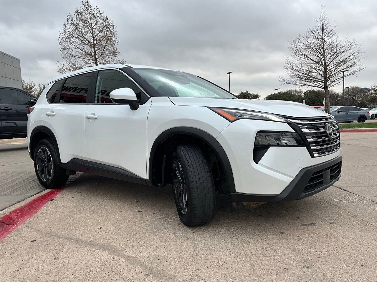 Used 2025 Nissan Rogue SV image 4