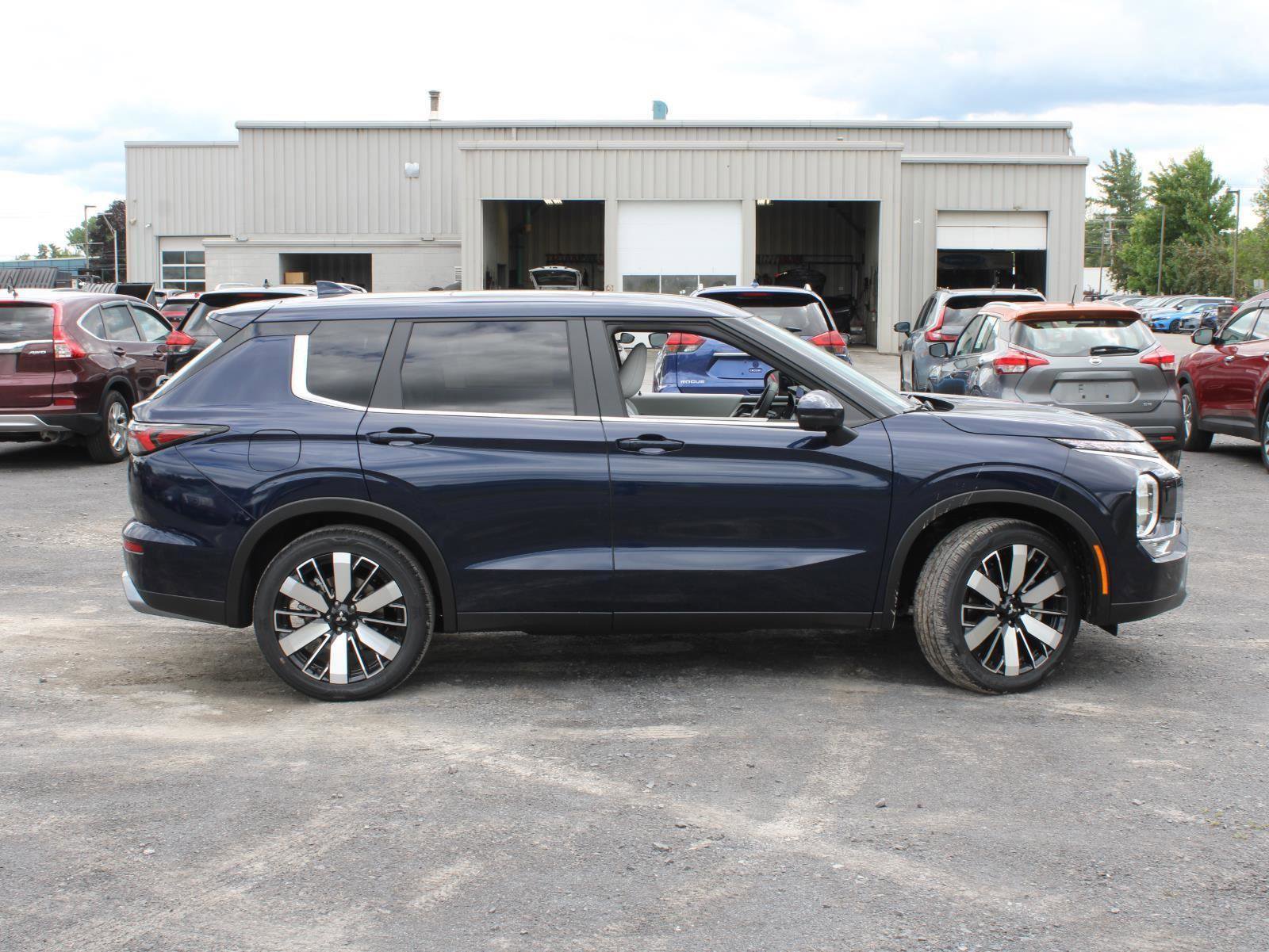 New 2025 Mitsubishi Outlander SE image 10