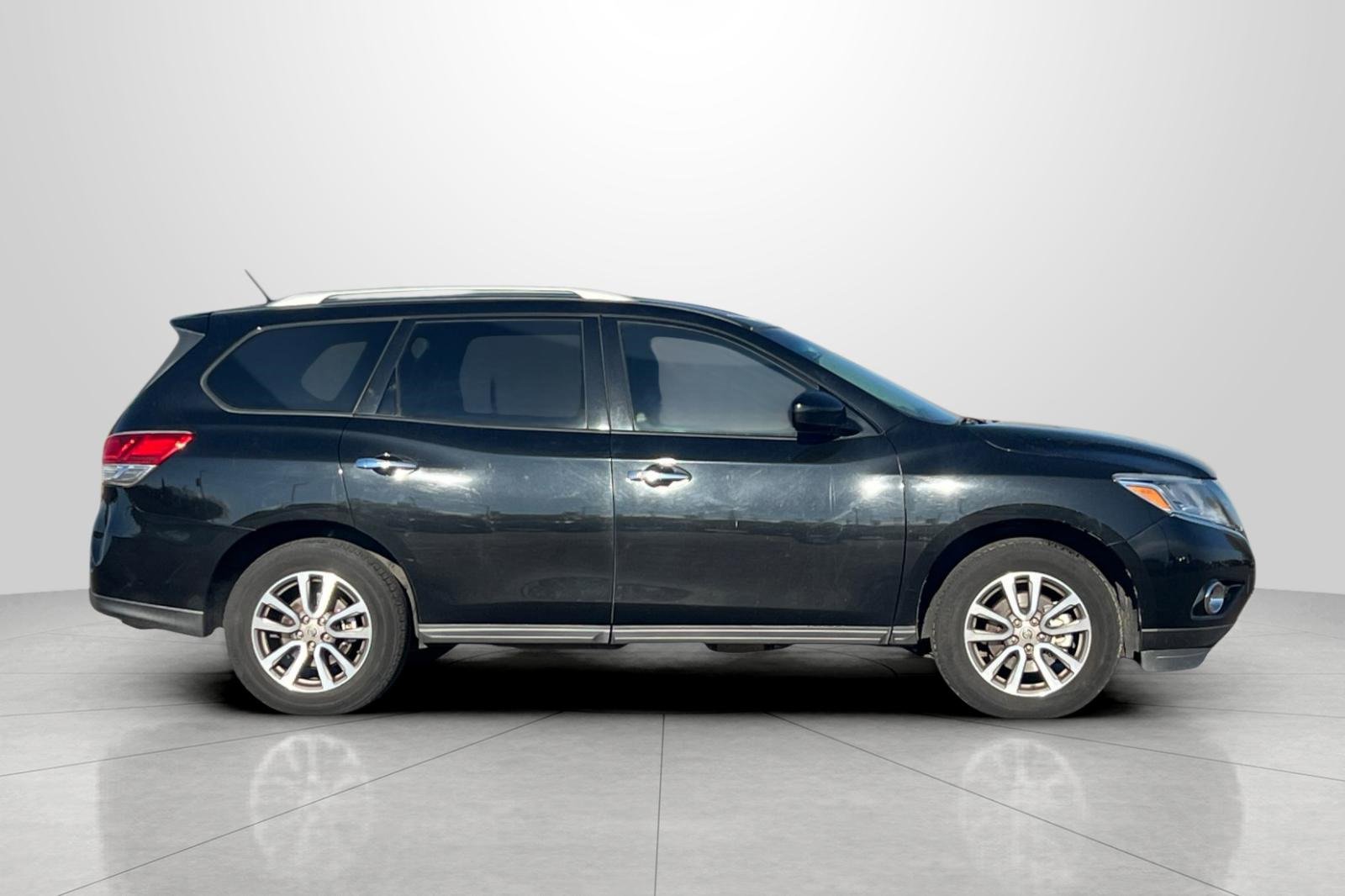 Used 2015 Nissan Pathfinder SV image 3